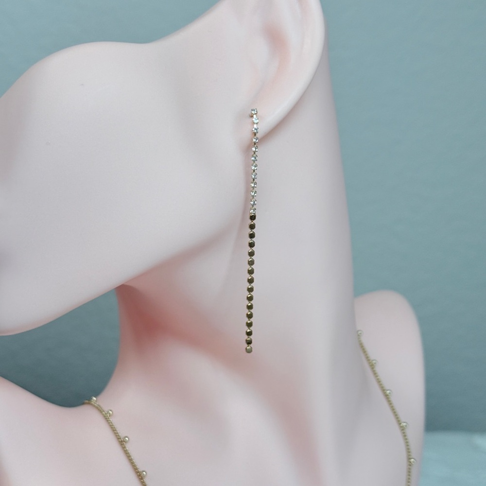 ⚜️ Elegant Gold Drop Earrings - Picture 5 of 8